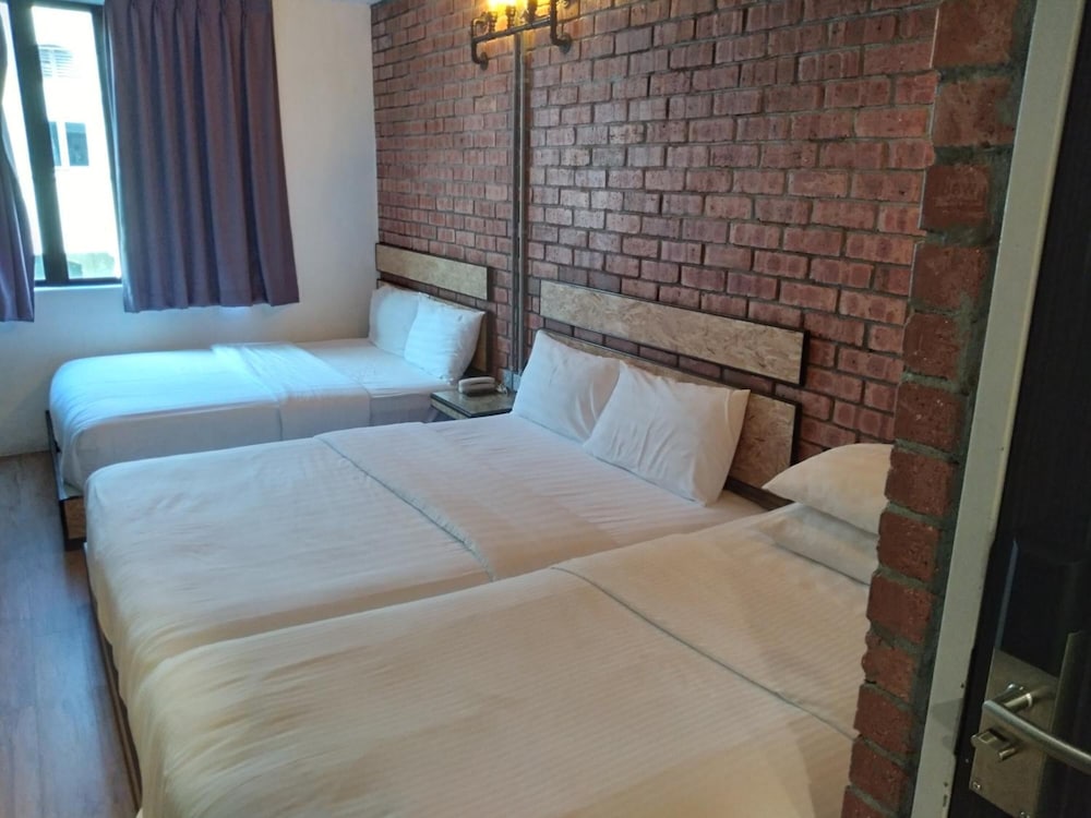 Фото Brick Box Hotel