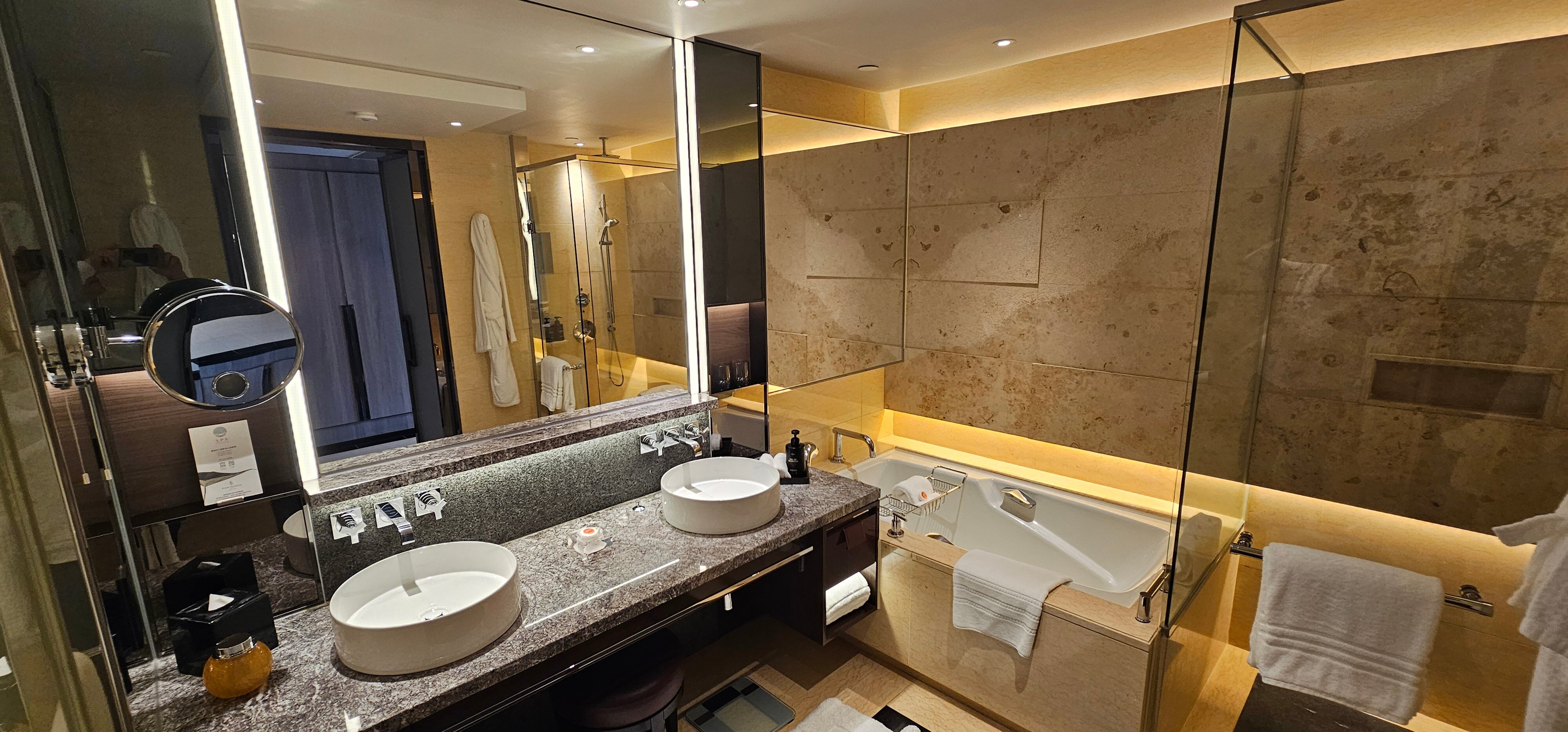 Фото Four Seasons Hotel Hong Kong