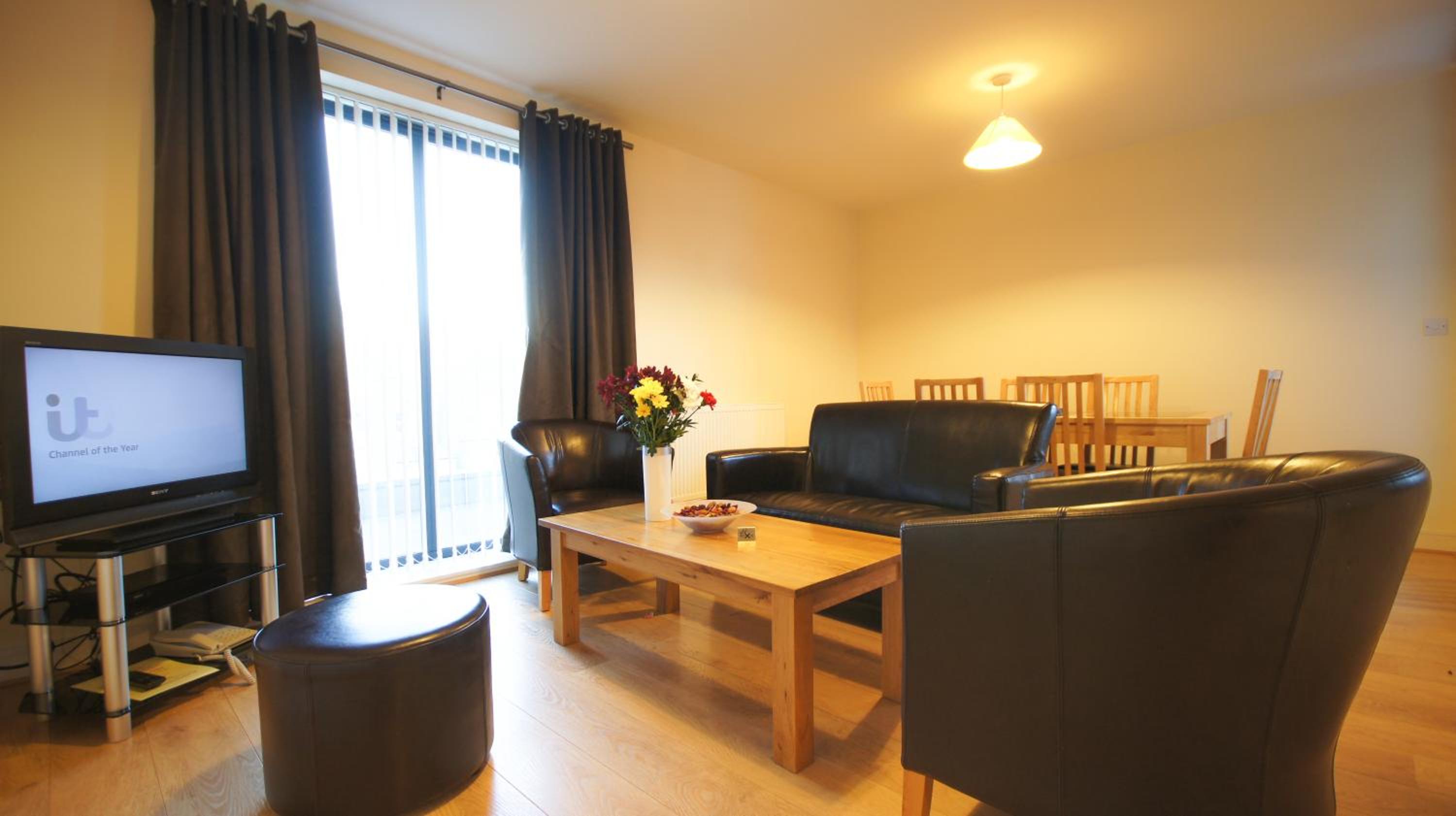 Фото Crompton Court