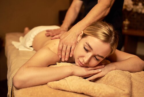 Кәрілер жас қыздардың сиқырын жалайды