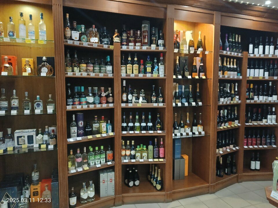 Alcoholic beverages Piramida, Murmansk, photo