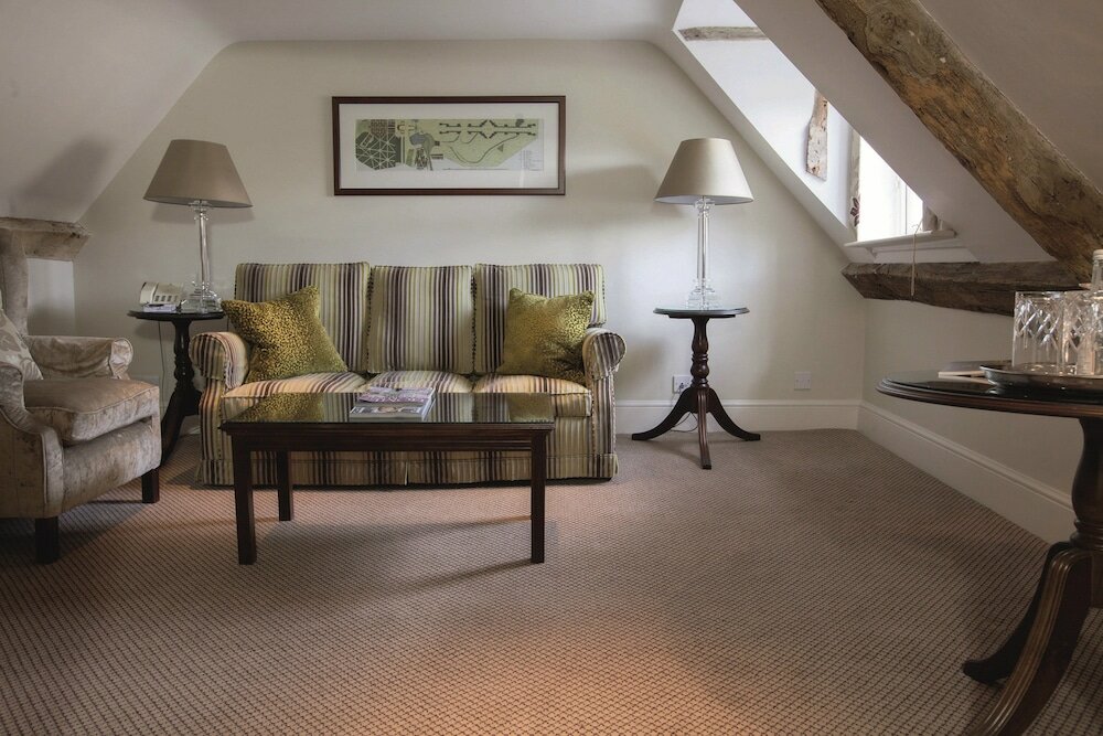 Фото Macdonald Bear Hotel