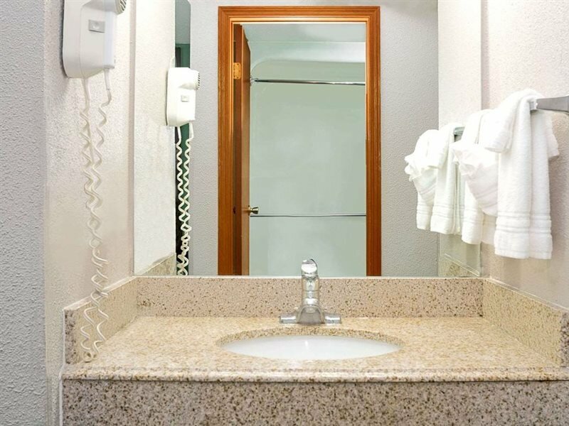 Фото Super 8 by Wyndham Denver Stapleton