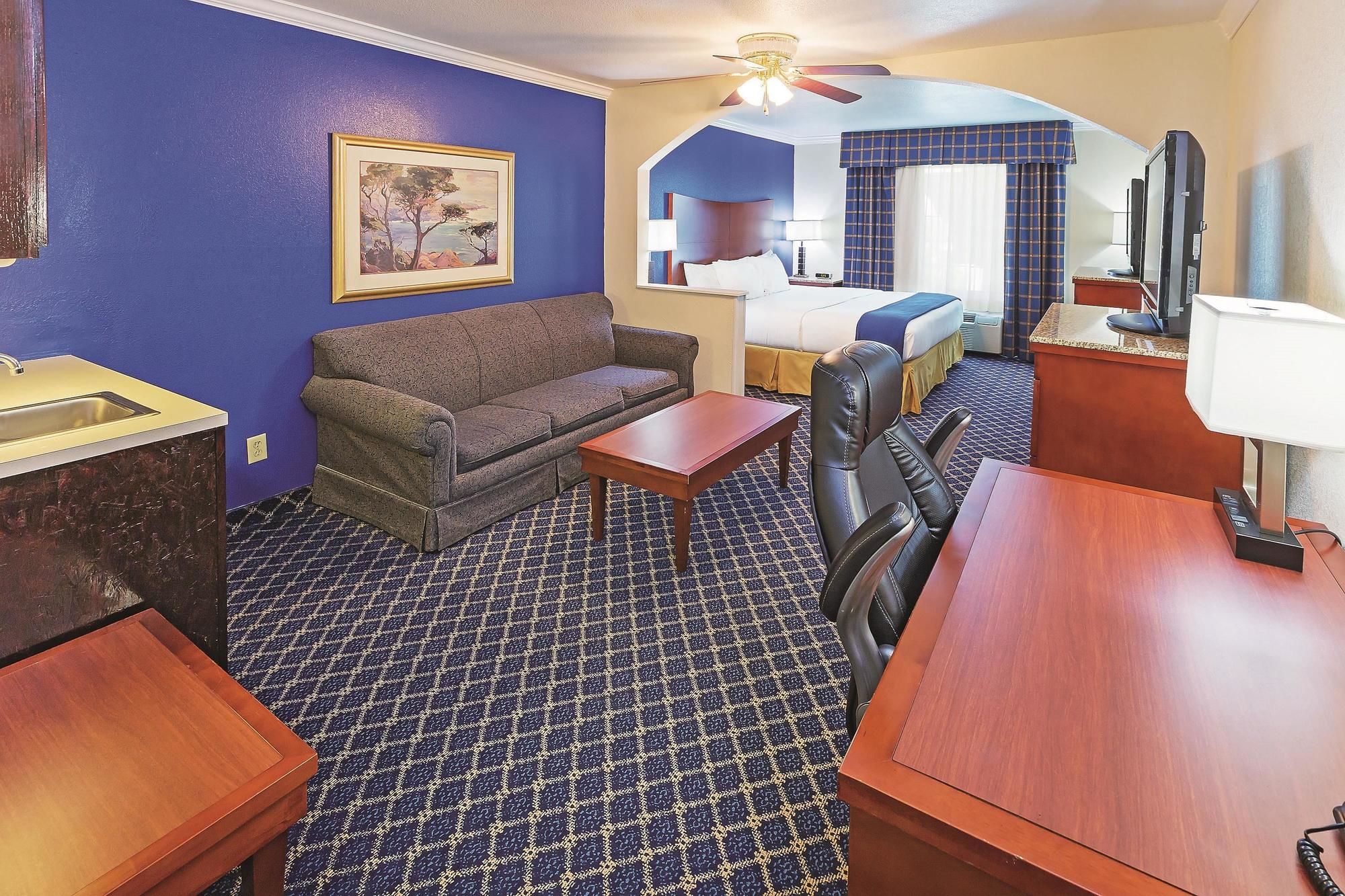 Фото La Quinta Inn & Suites by Wyndham Dalhart