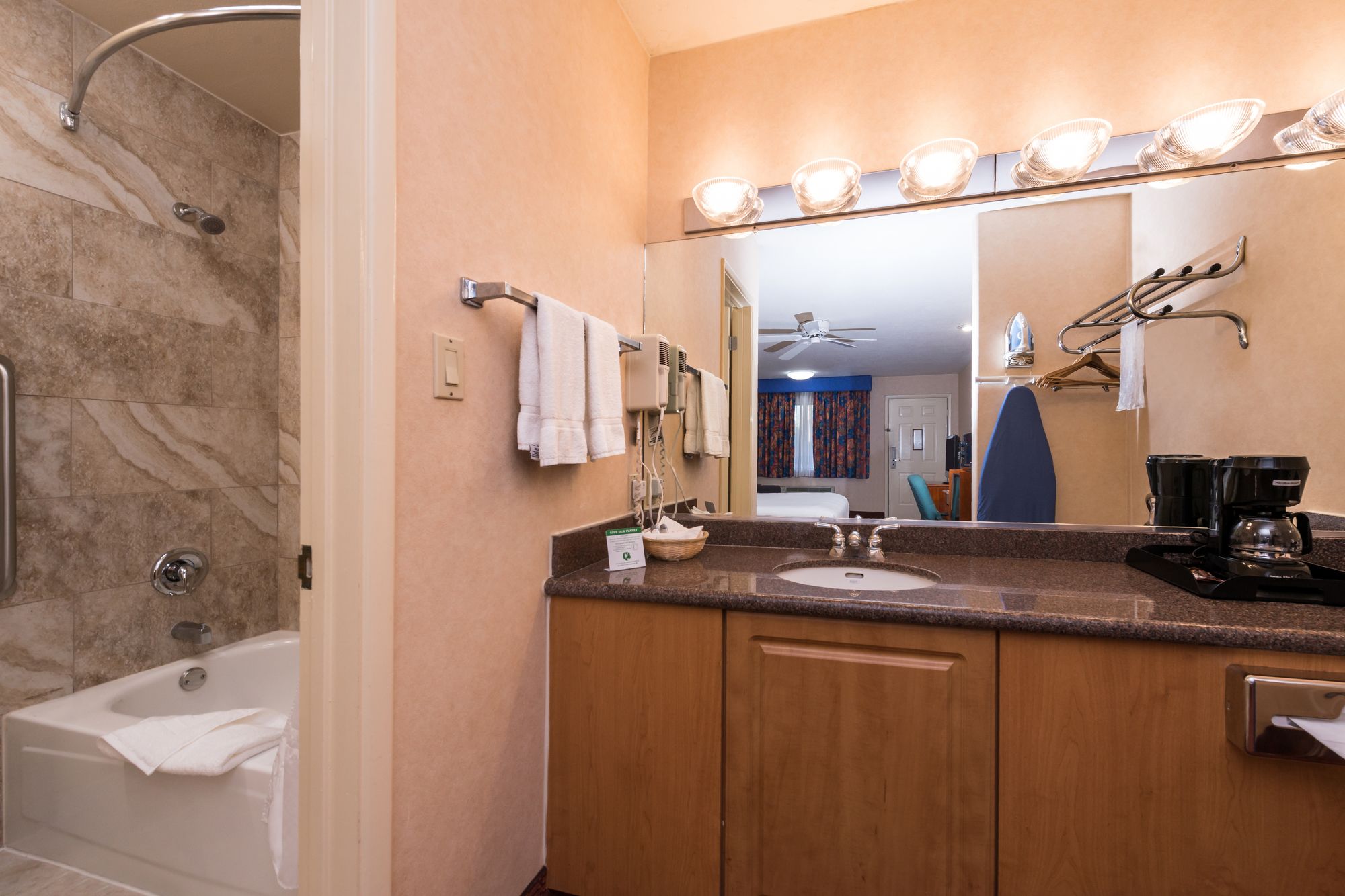 Фото La Fuente Inn & Suites