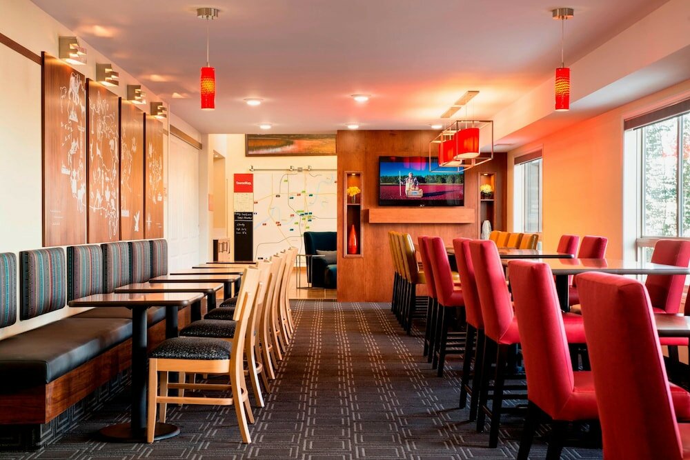 Фото TownePlace Suites by Marriott Red Deer