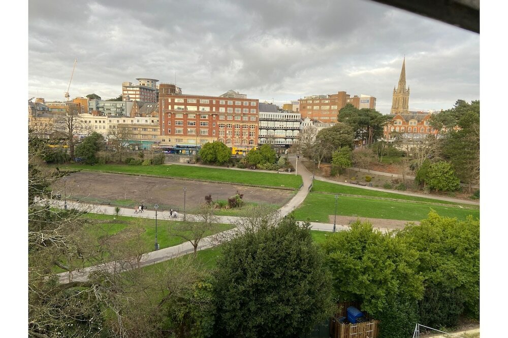 Фото Oyo Bourne Park Hotel