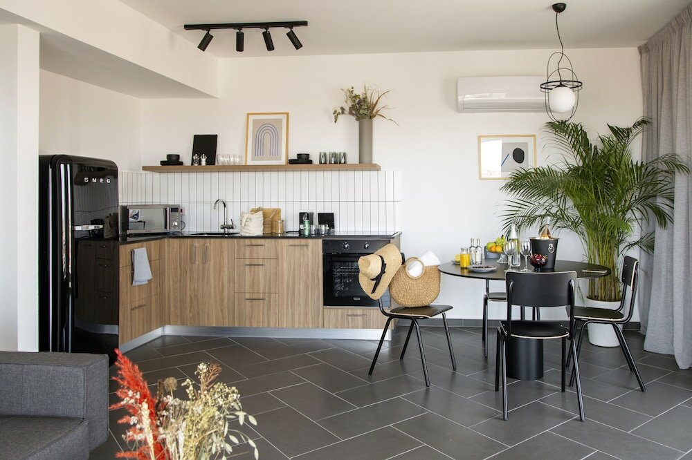 Фото LIV Urban Suites Larnaca