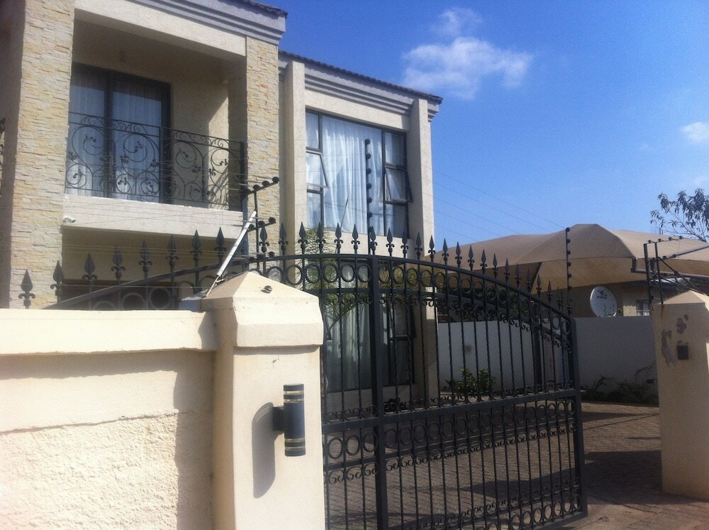 Фото First Avenue Guest House