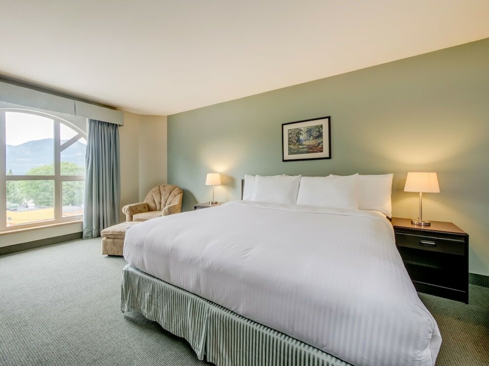 Фото Harrison Lake Hotel