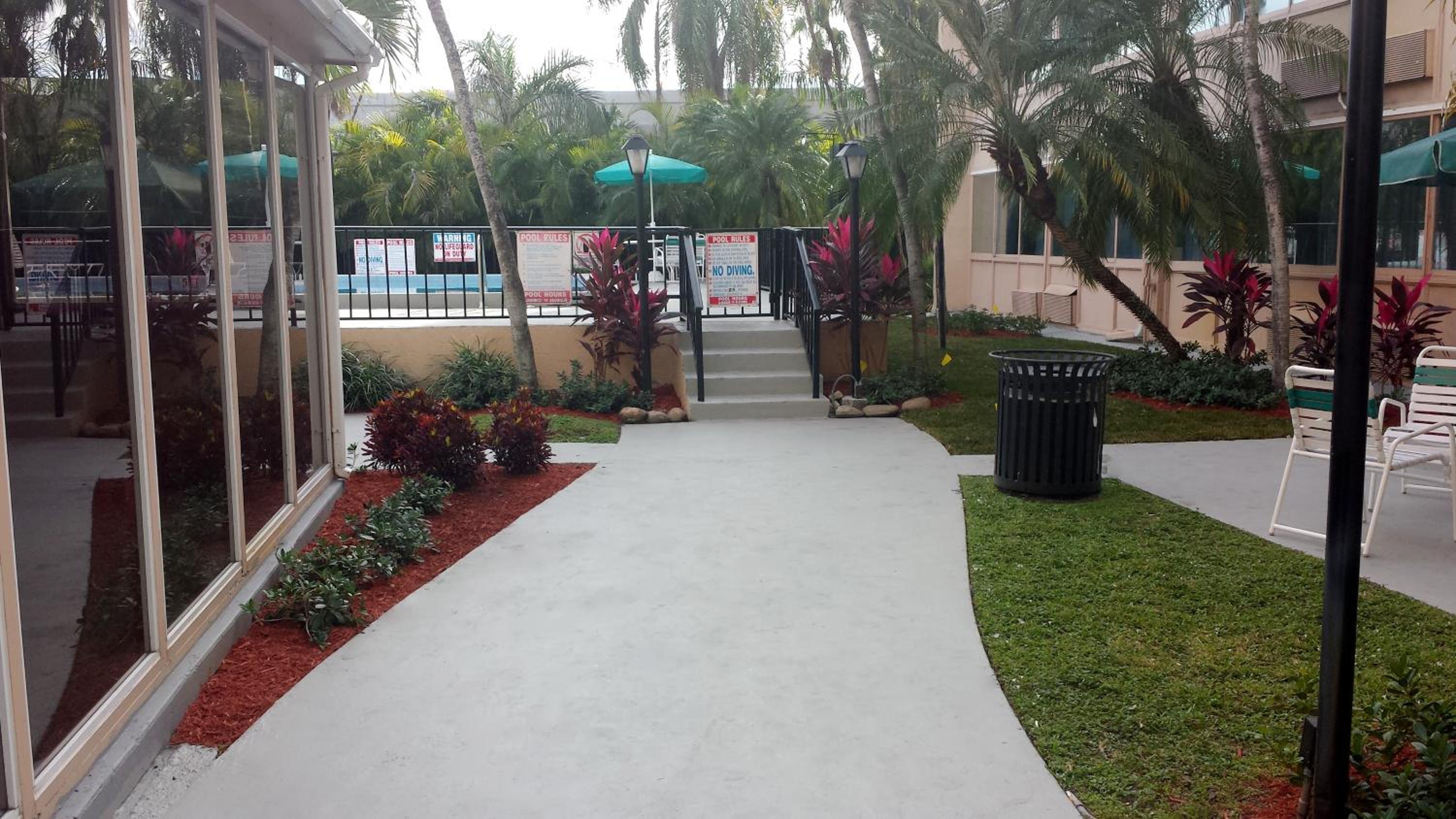 Фото Days Inn by Wyndham Miami International Airport