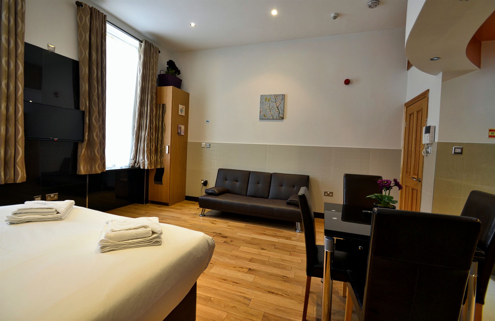 Фото Hyde Park Apartments