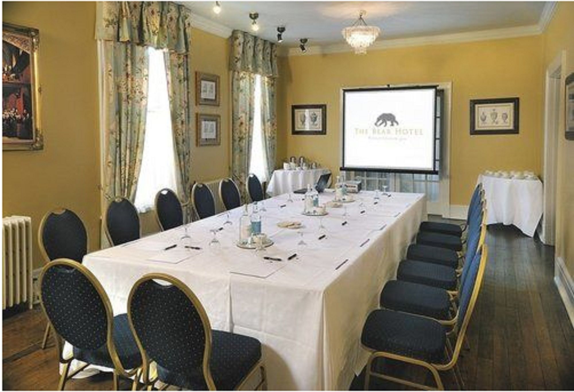 Фото The Bear Hotel