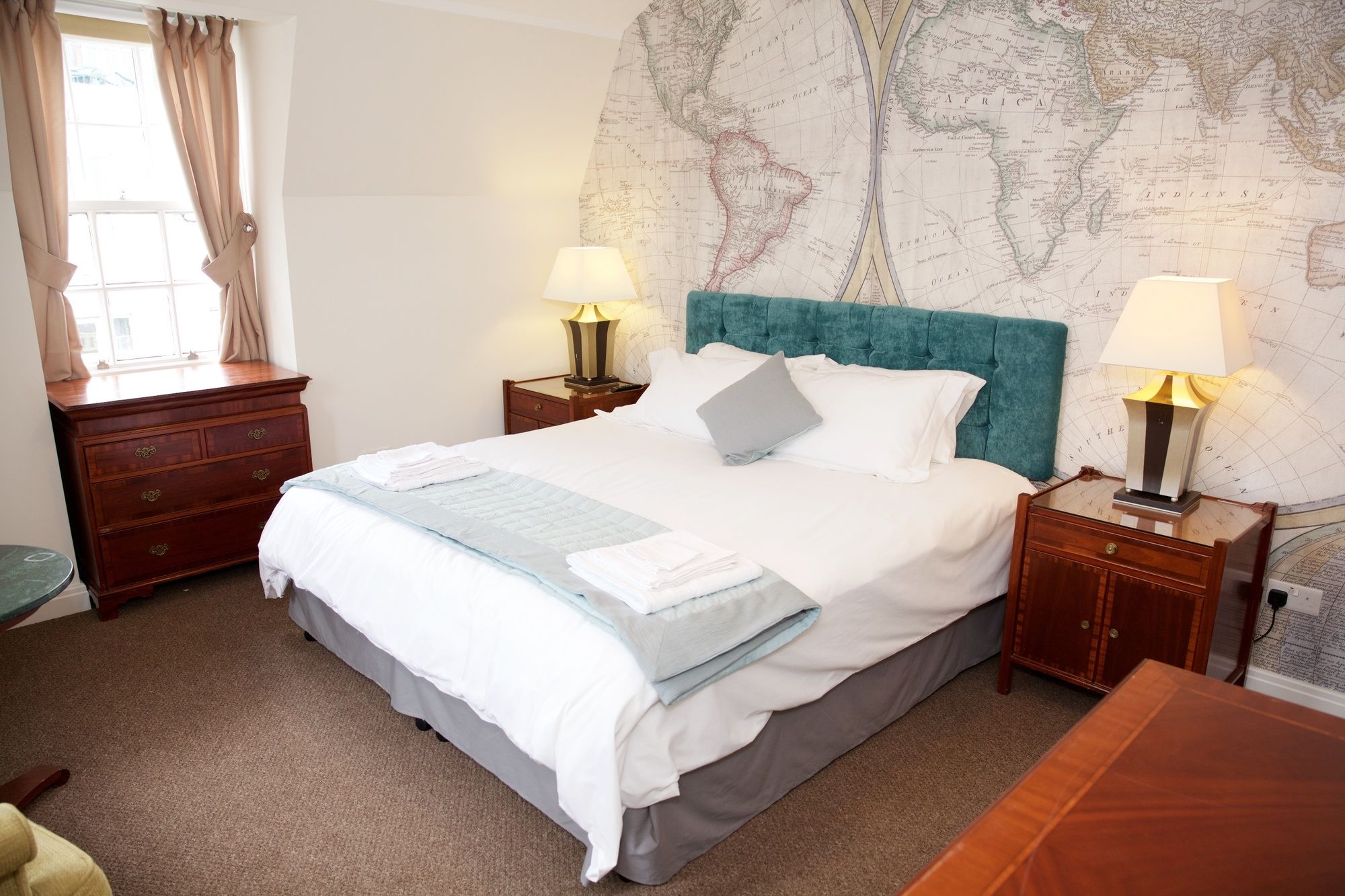 Фото The Captain Cook Hotel