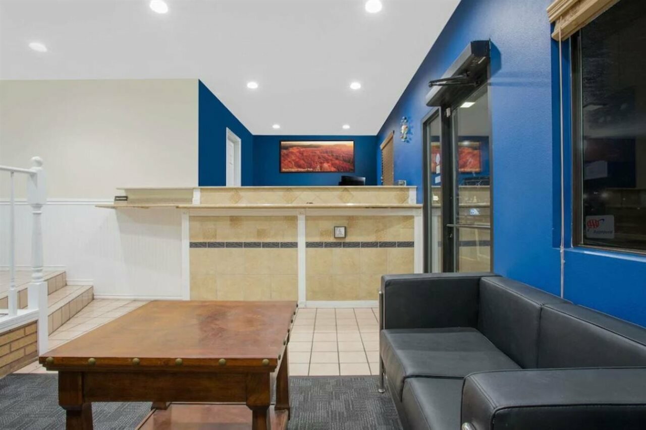 Фото Howard Johnson Hotel & Suites by Wyndham St. George