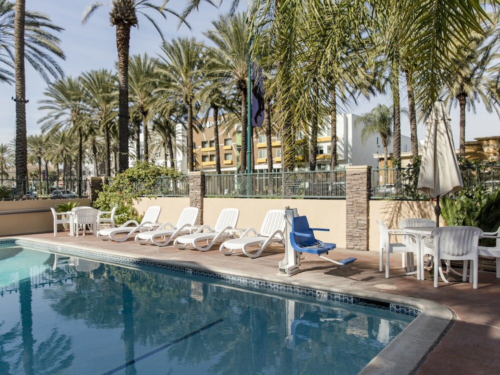 Фото Anaheim Islander Inn and Suites