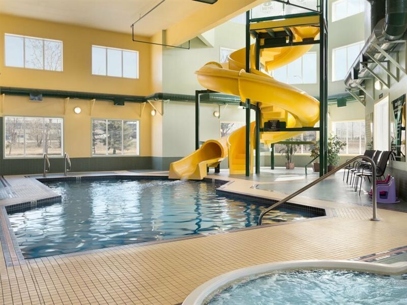 Фото Super 8 by Wyndham Calgary Shawnessy Area