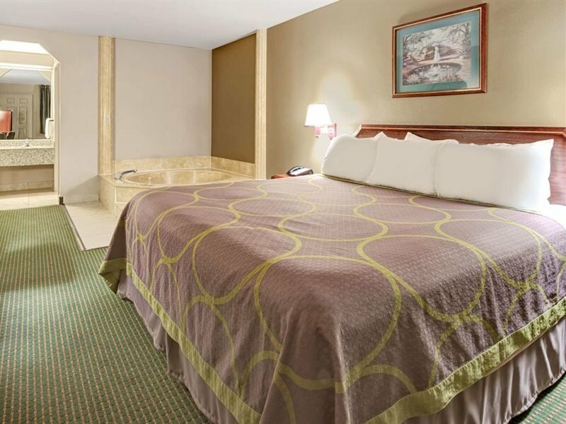 Фото Super 8 by Wyndham Richardson Dallas