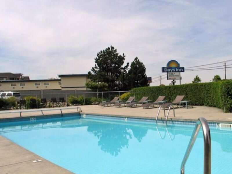 Фото Days Inn by Wyndham Kelowna