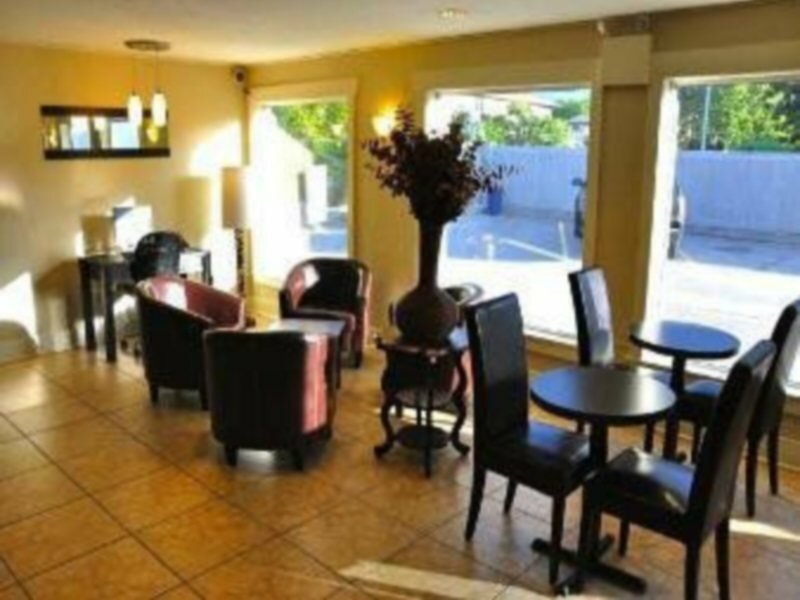 Фото Days Inn by Wyndham Kelowna