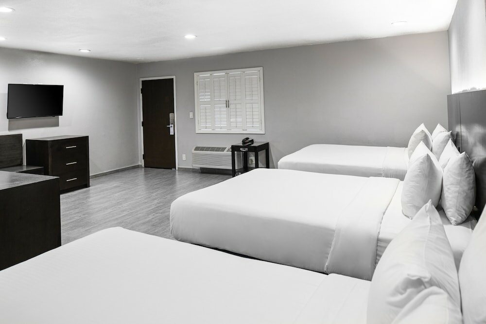 Фото Hollywood Inn Express Lax