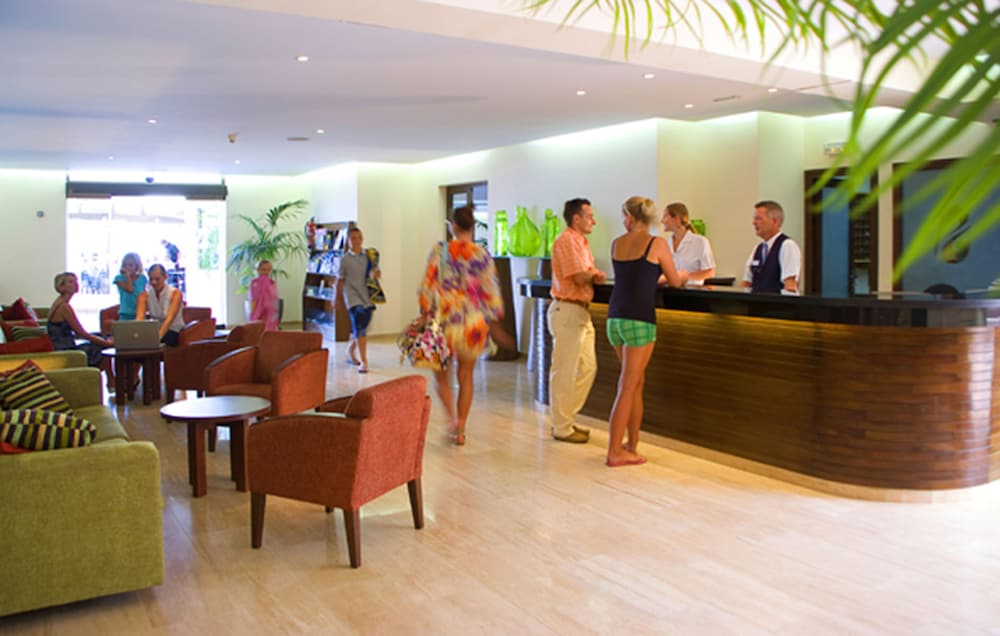 Фото Pearly Grey Ocean Club Apartments & Suites