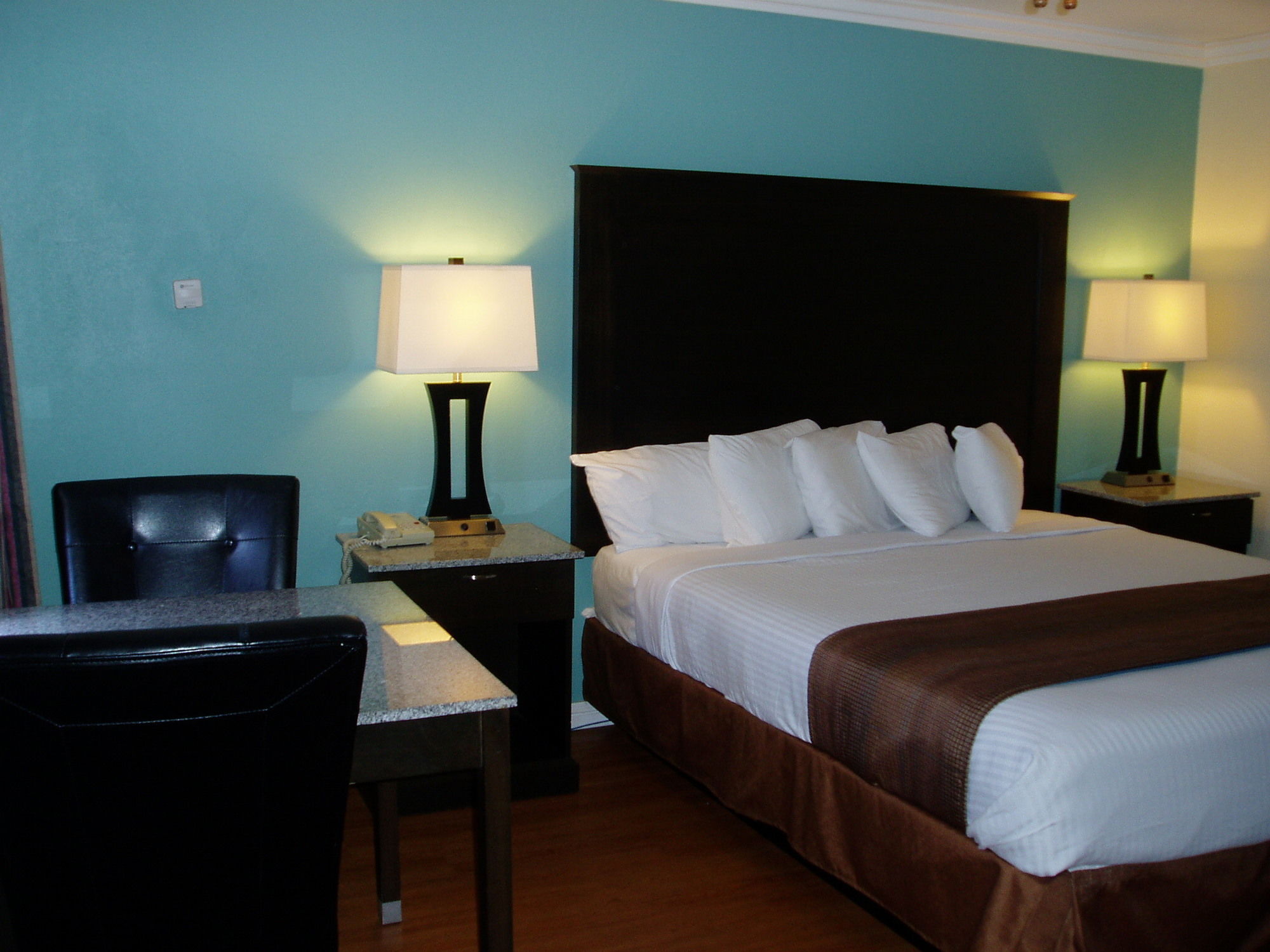 Фото Rockview Inn and Suites