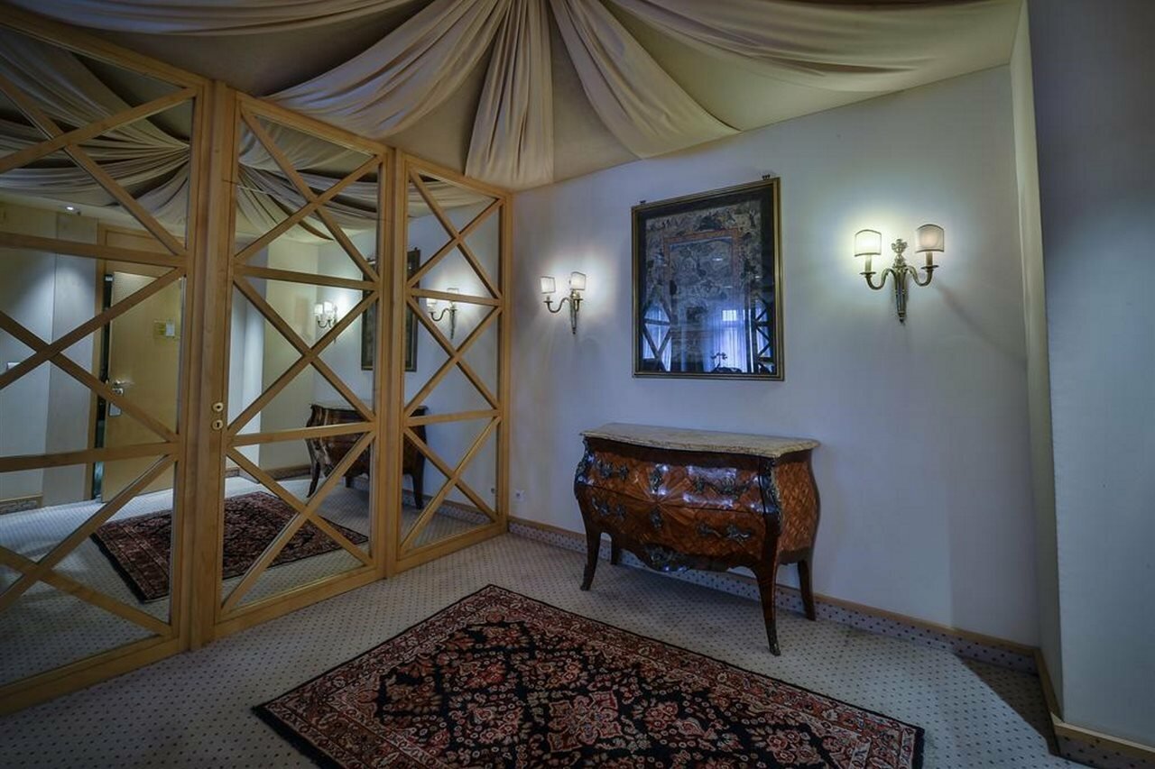 Фото Maison Rouge Hotel