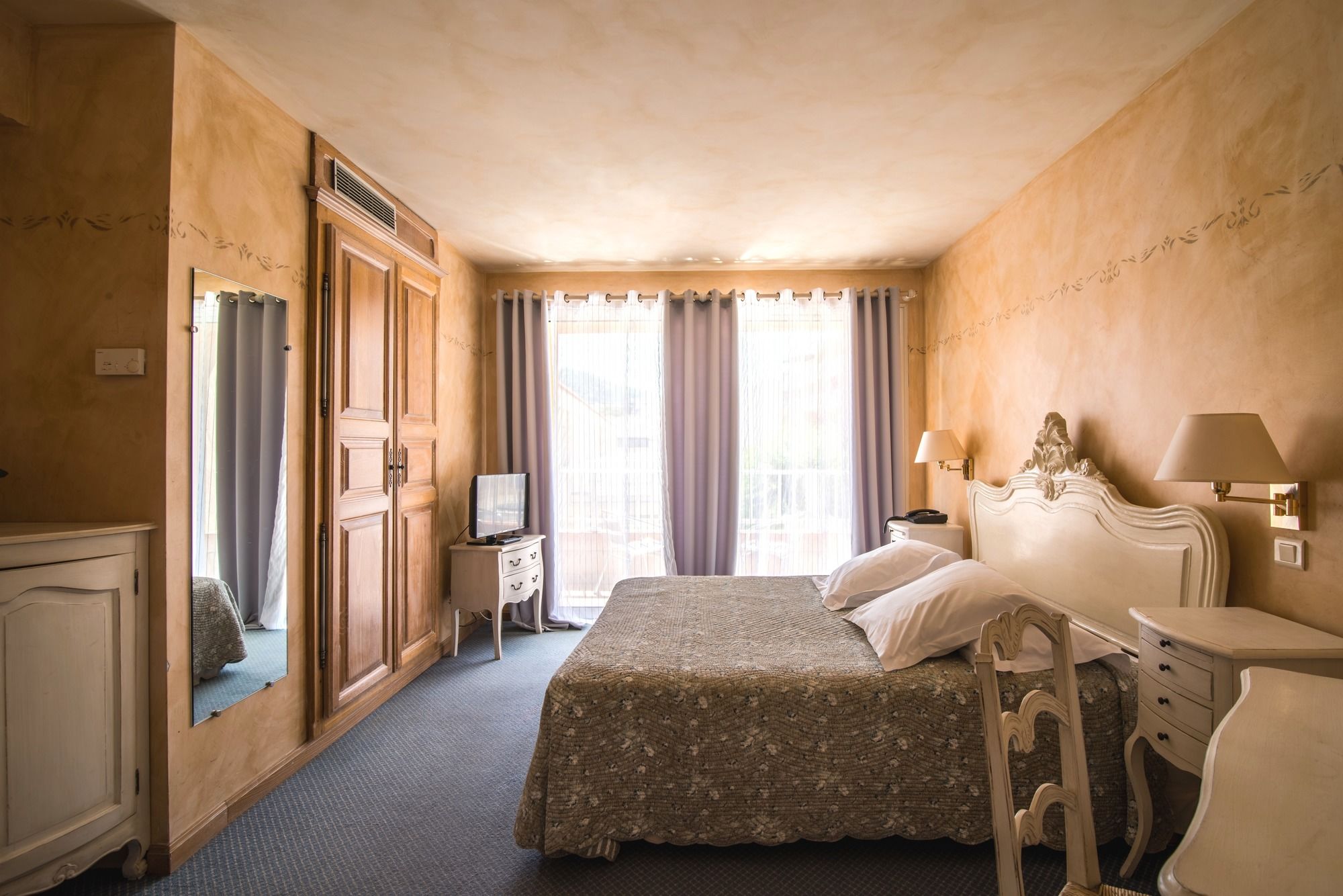 Фото Hotel Mariana