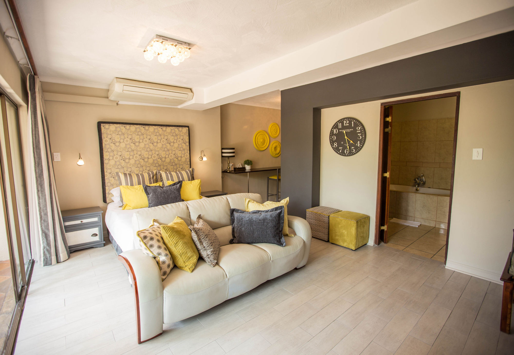 Фото La Roca Guesthouse