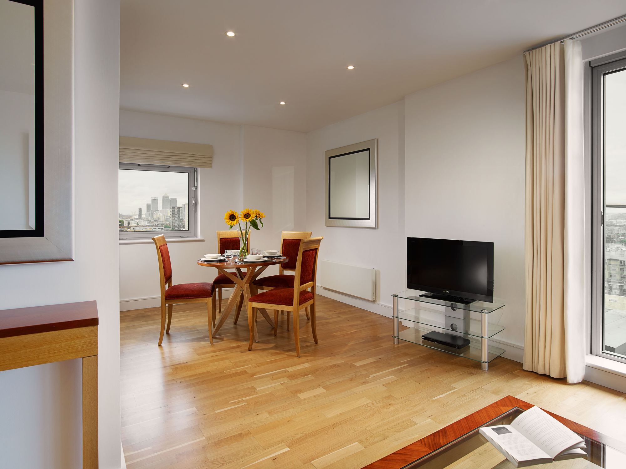 Фото Marlin Aldgate Tower Bridge