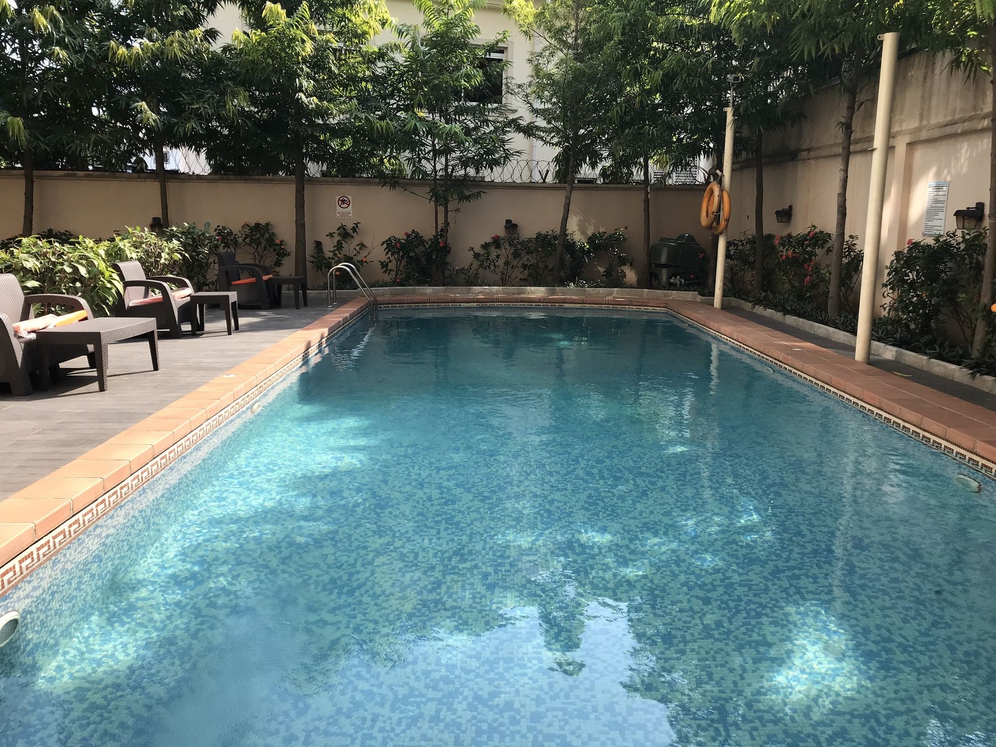 Фото Helena Court Apartments