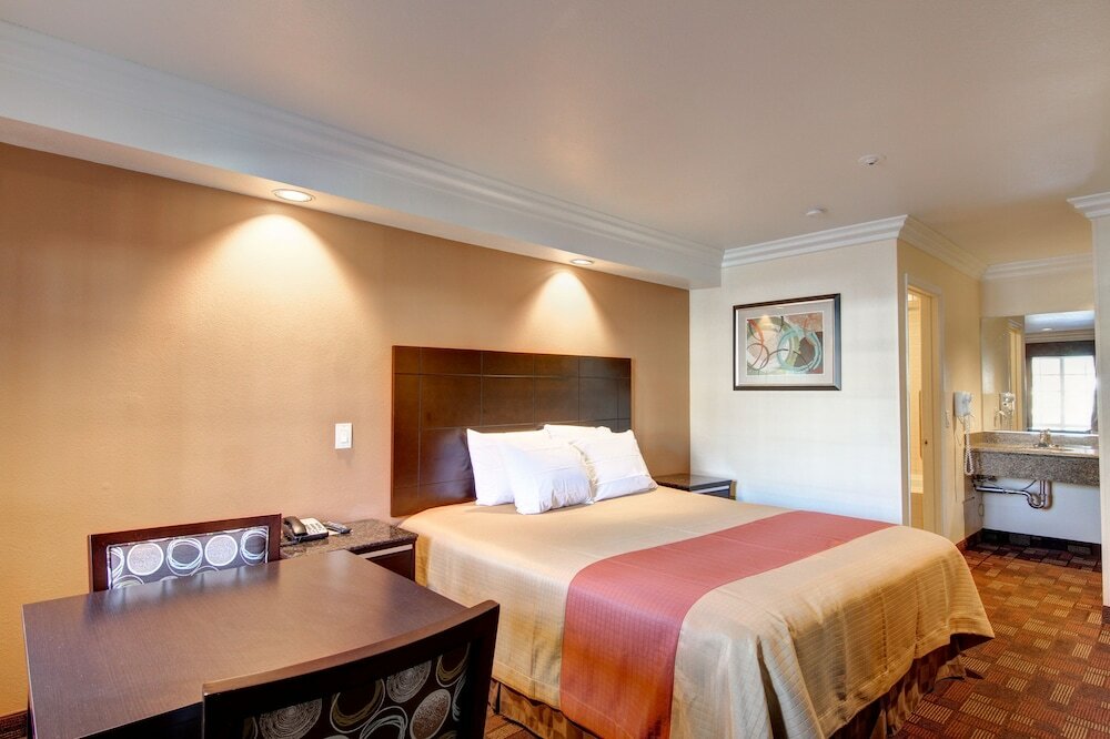 Фото Ontario Inn & Suites