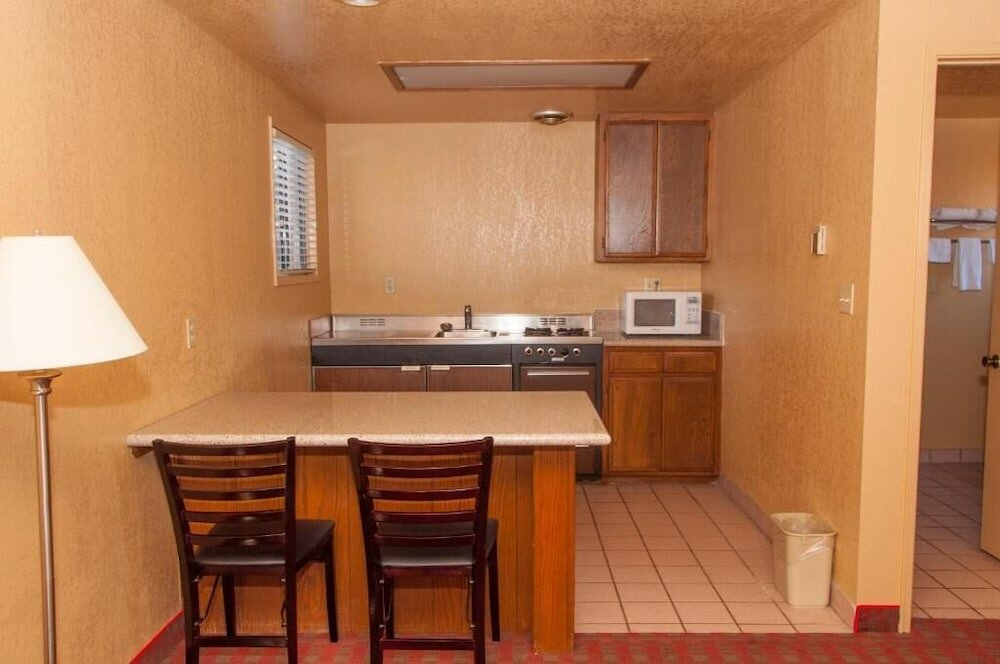 Фото Pacific Inn & Suites