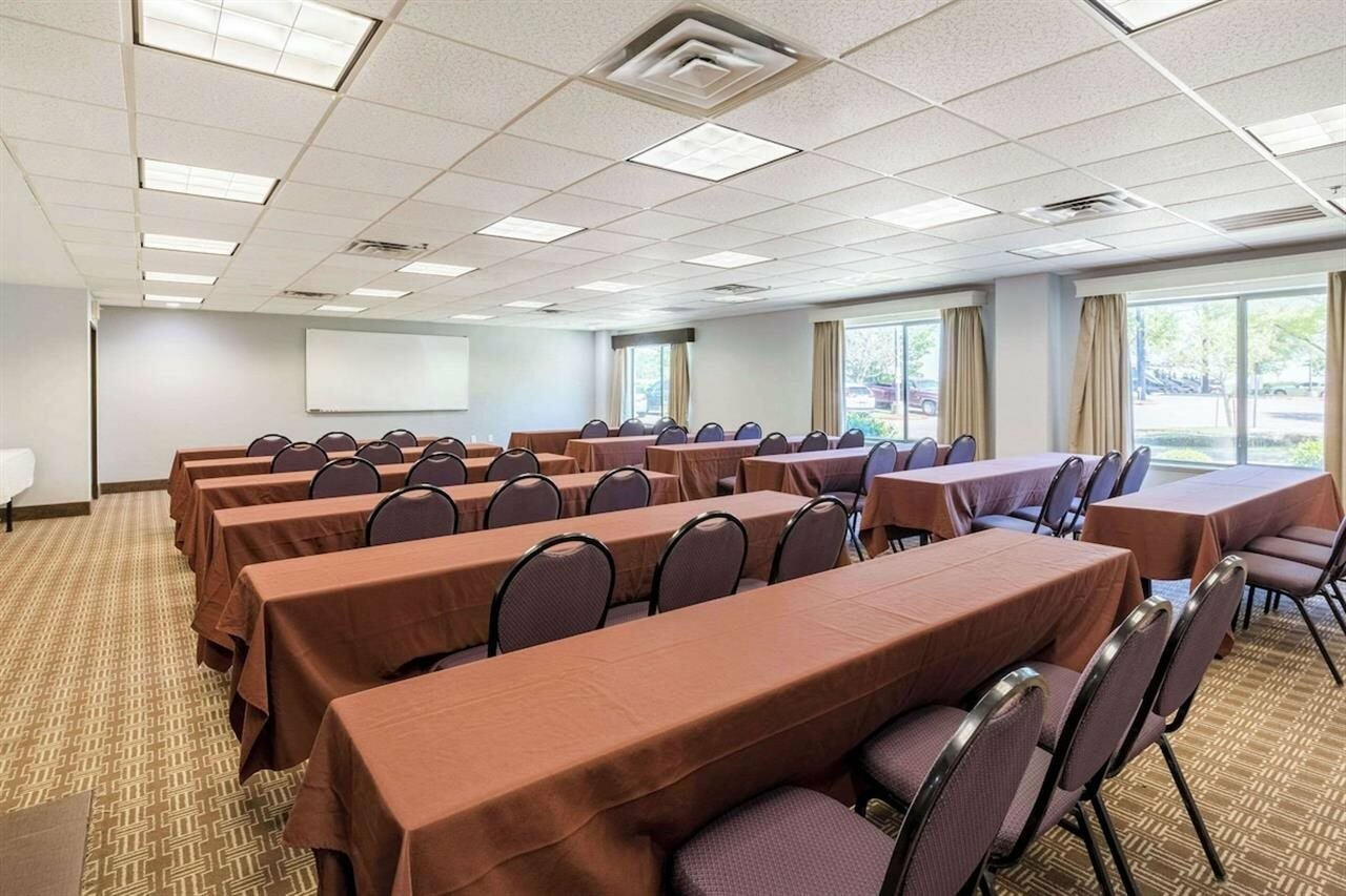 Фото Comfort Suites Austin Airport