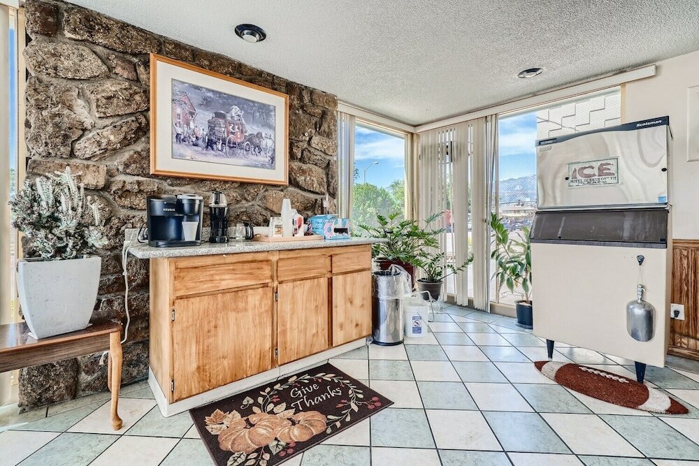 Фото Travelers Uptown Motel