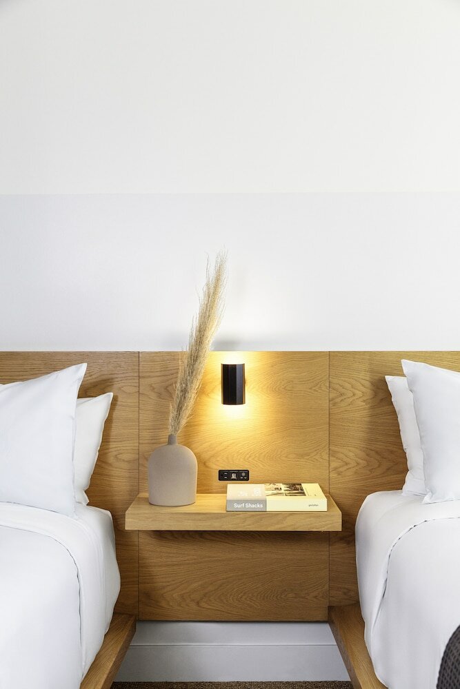 Фото June West La