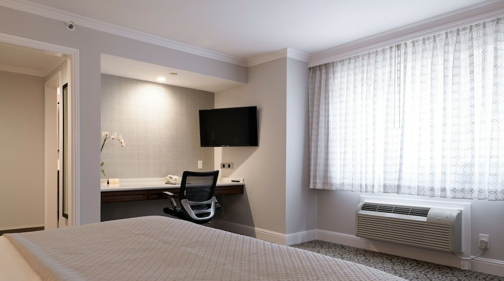 Фото Woodcrest Hotel