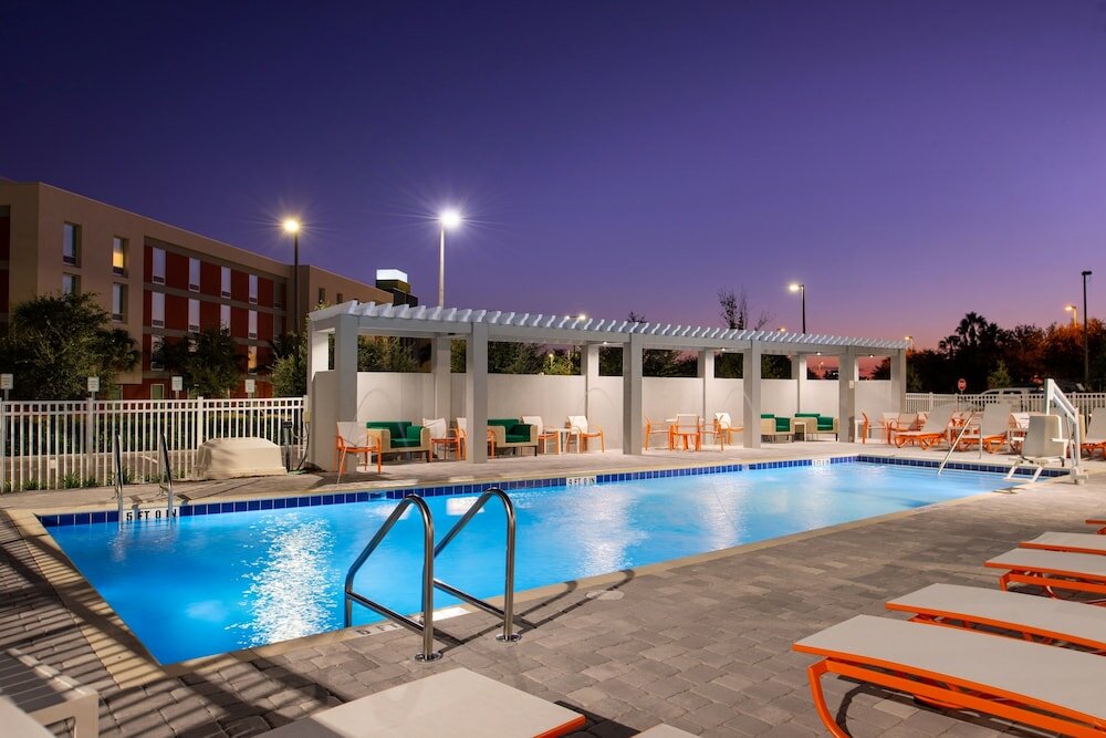 Фото Holiday Inn & Suites Orlando - International Dr S, an Ihg Hotel