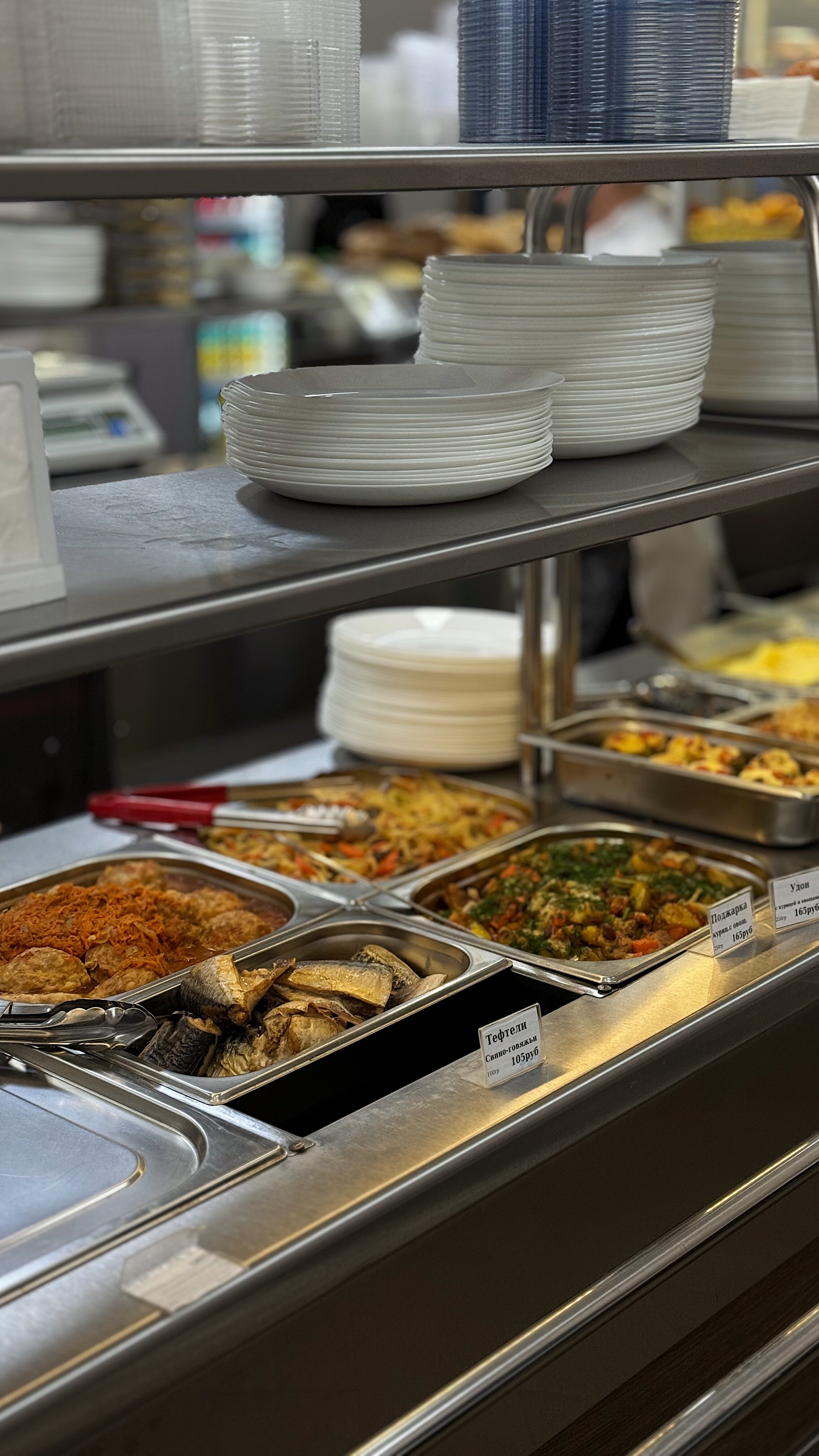 Разнообразные блюда в ресторане MOST