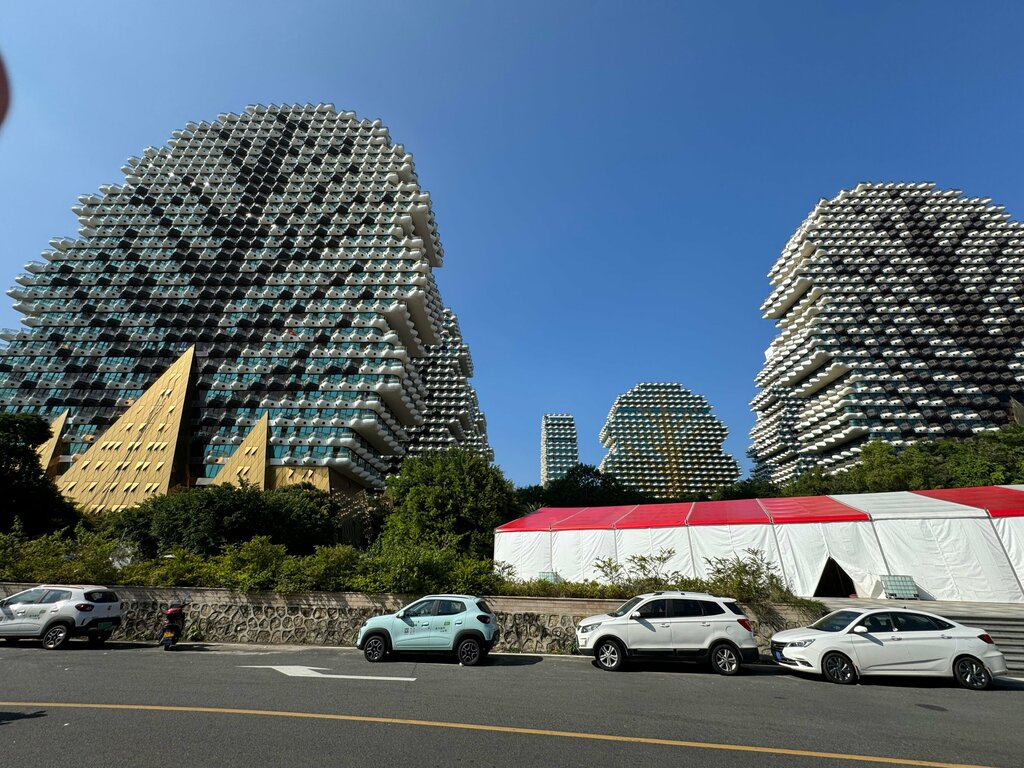 Street art House tree, Sanya, photo