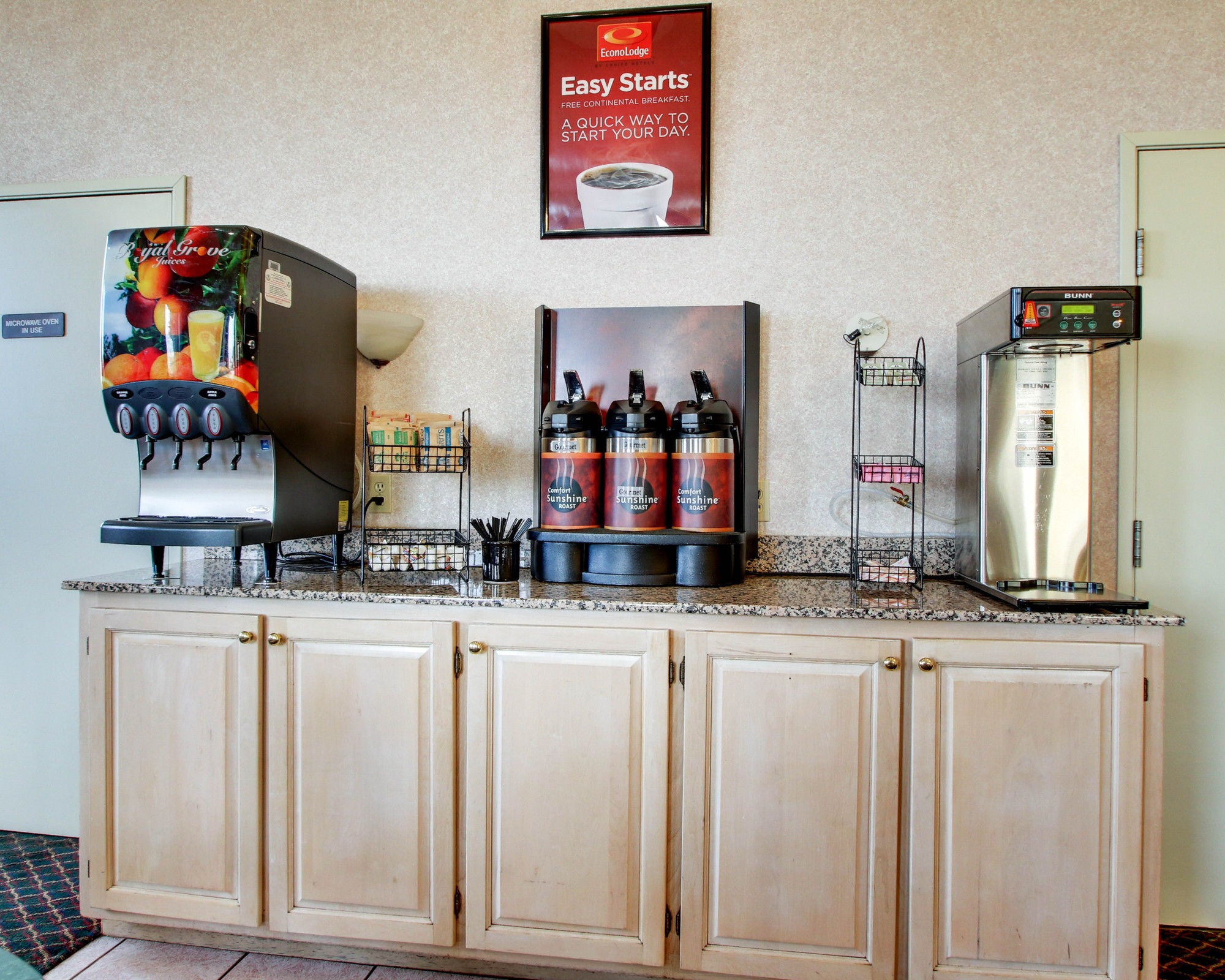 Фото Econo Lodge Inn & Suites