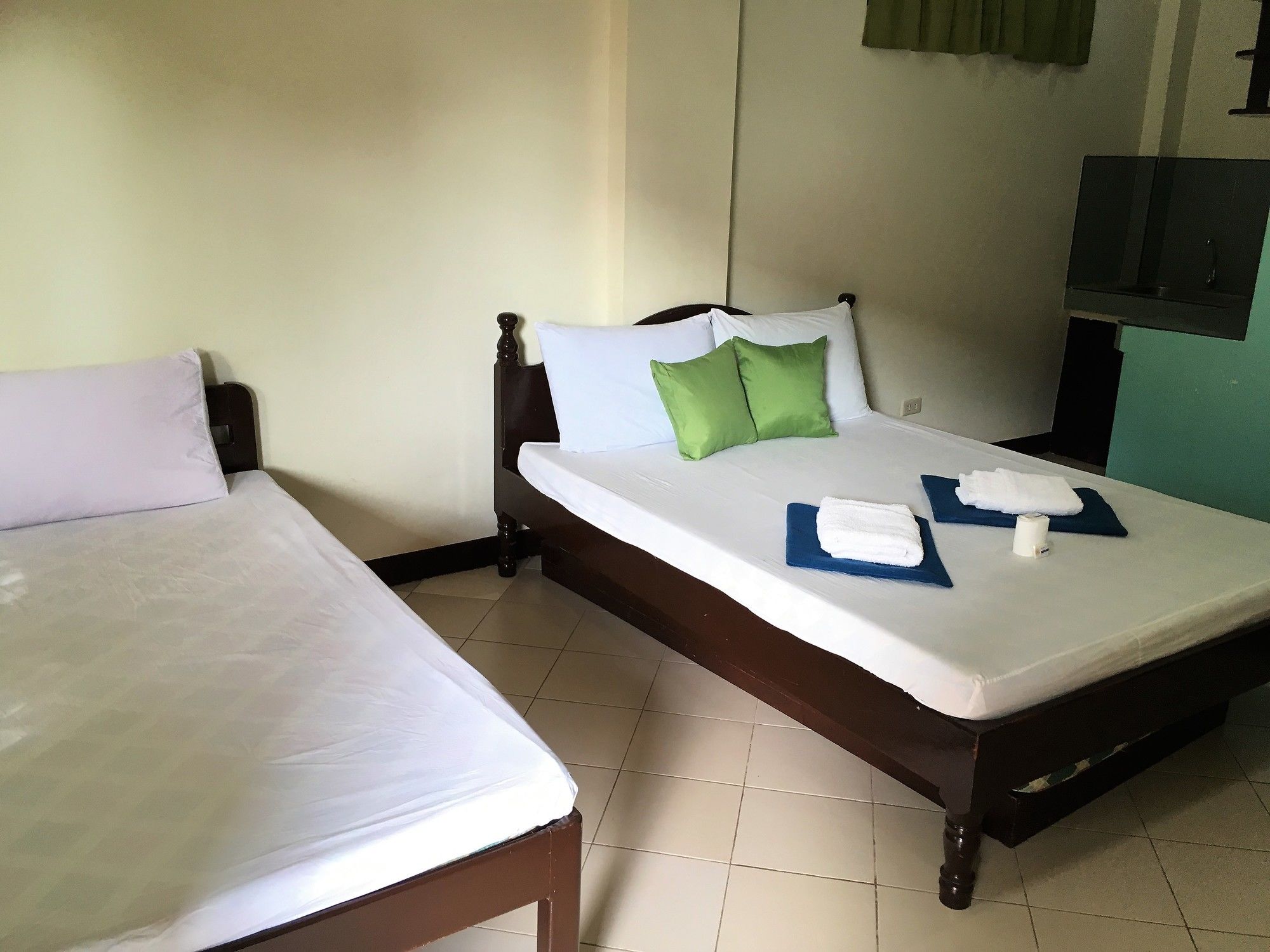 Фото Royal Crown Inn