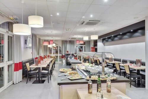 Гостиница L'Amandier в Нантере