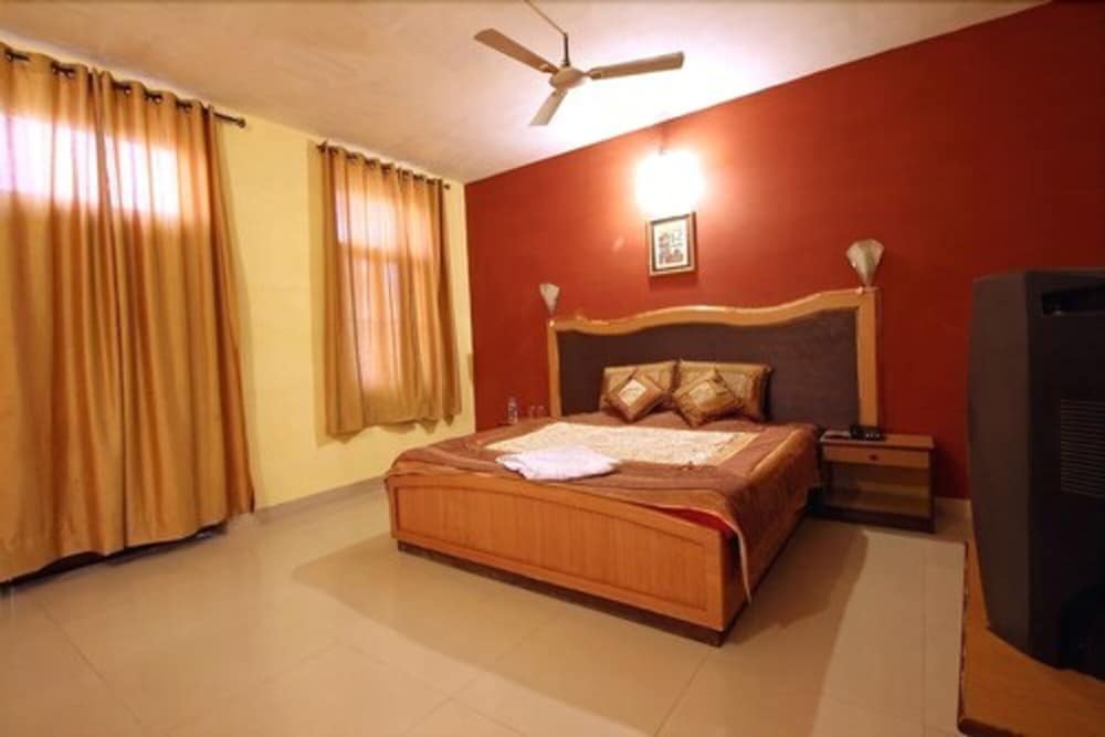 Фото The New Swaraj Resort