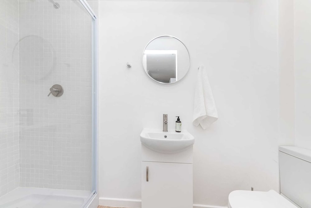 Фото Meticulous & Stylish Studio Apartment, Gardens!