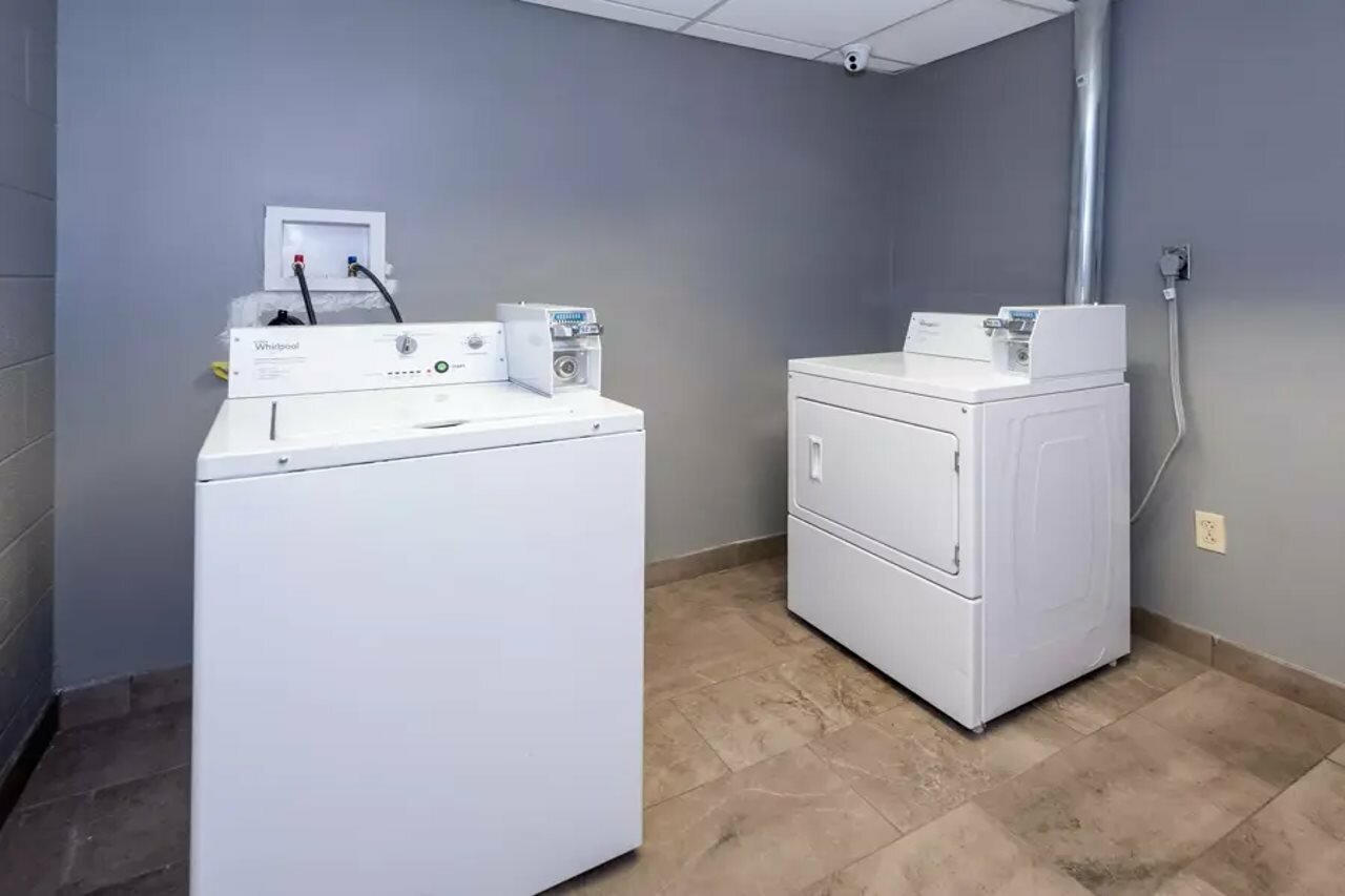 Фото Red Roof Inn & Suites Wilmington - New Castle