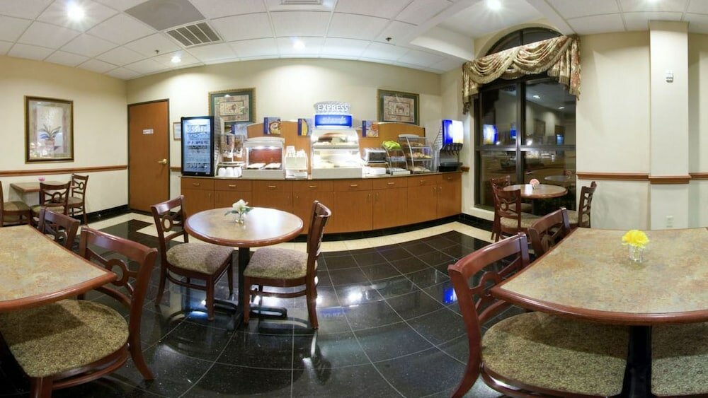 Фото Holiday Inn Express & Suites Houston - Memorial Park Area, an Ihg Hotel