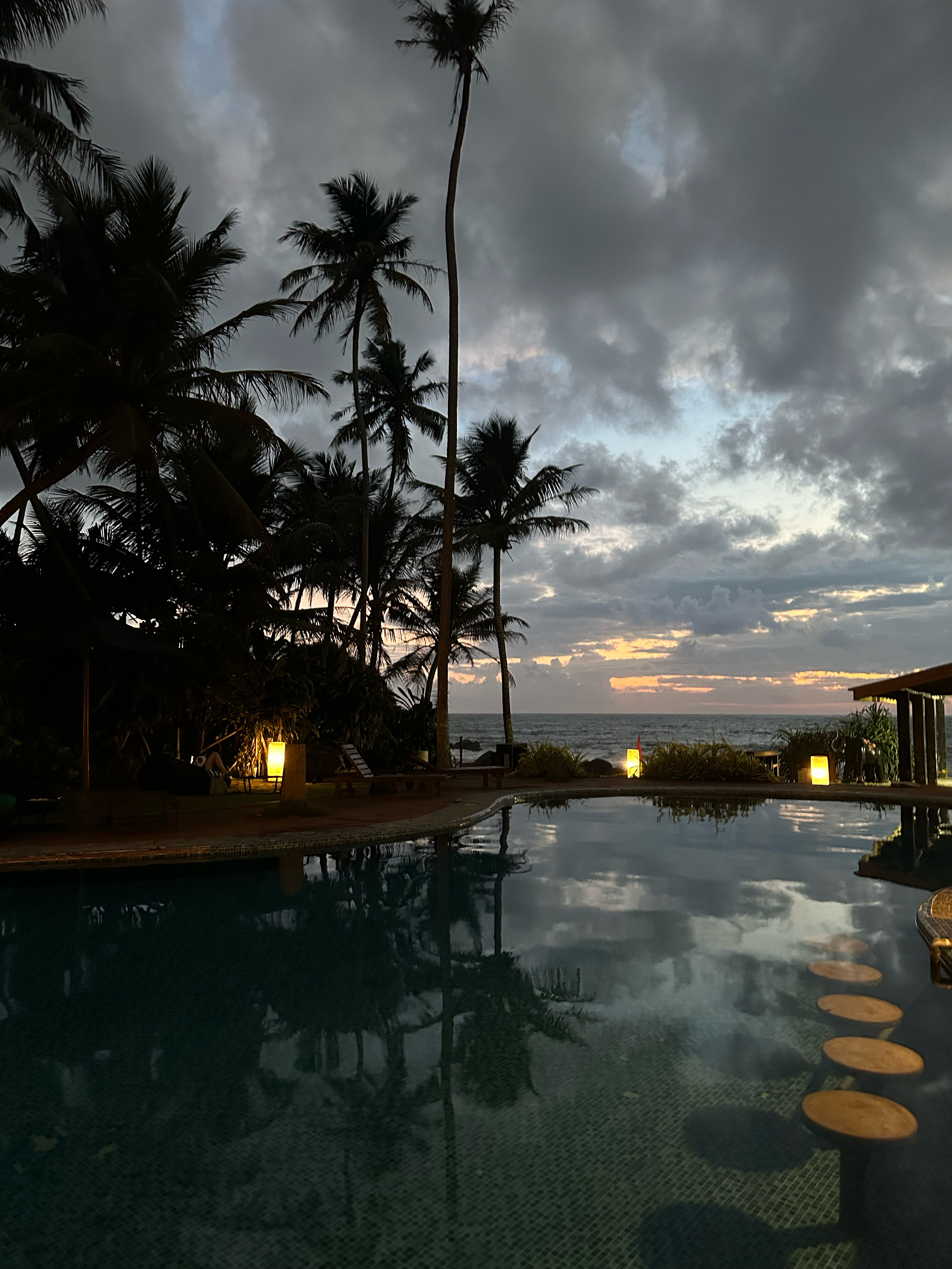 Фото J Ambalangoda