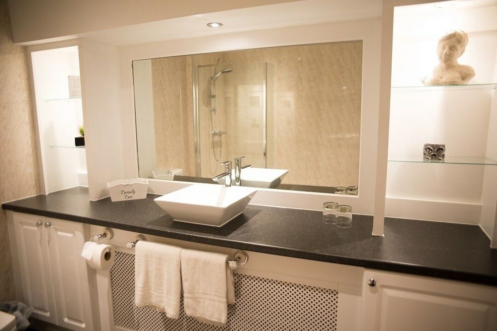 Фото The Lawns Hotel